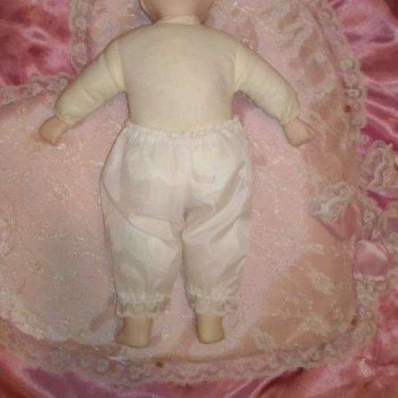 Sleeping Ceramic Baby Doll Dolly In Pink Gown Booties And Mittens Heart Pillow - Picture 8 of 8